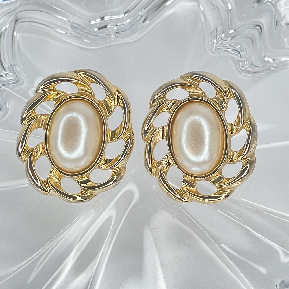 Vintage 80s 90s Chunky Gold Tone Chain Design Oval Faux Pearl Stud Earrings